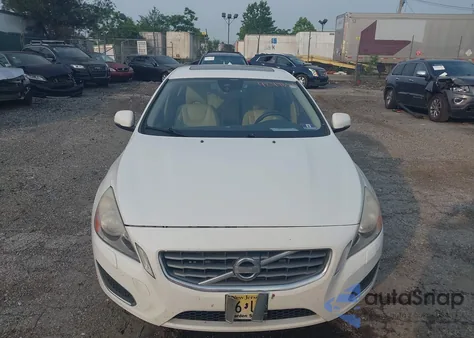 2013 Volvo S60 T5/T5 Platinum/T5 Premier/T5 Premier Plus z USA, uszkodzony, nr VIN YV1612FS1D2180461